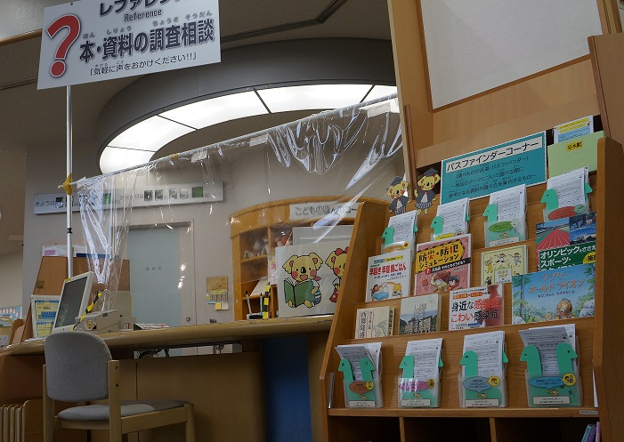 レファレンスカウンターの写真